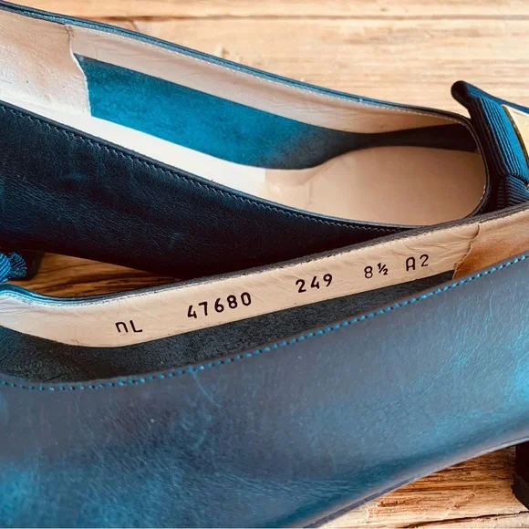 Salvatore Ferragamo—Vintage Vara Bow Heel Pumps, Double Bow (8.5 A2, Narrow) - Picture 10 of 13